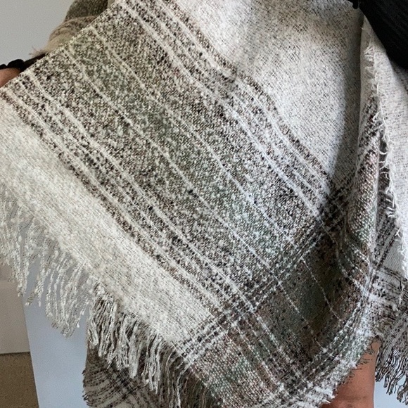 Gorgeous Fringed Shawl/Cape - Picture 8 of 8
